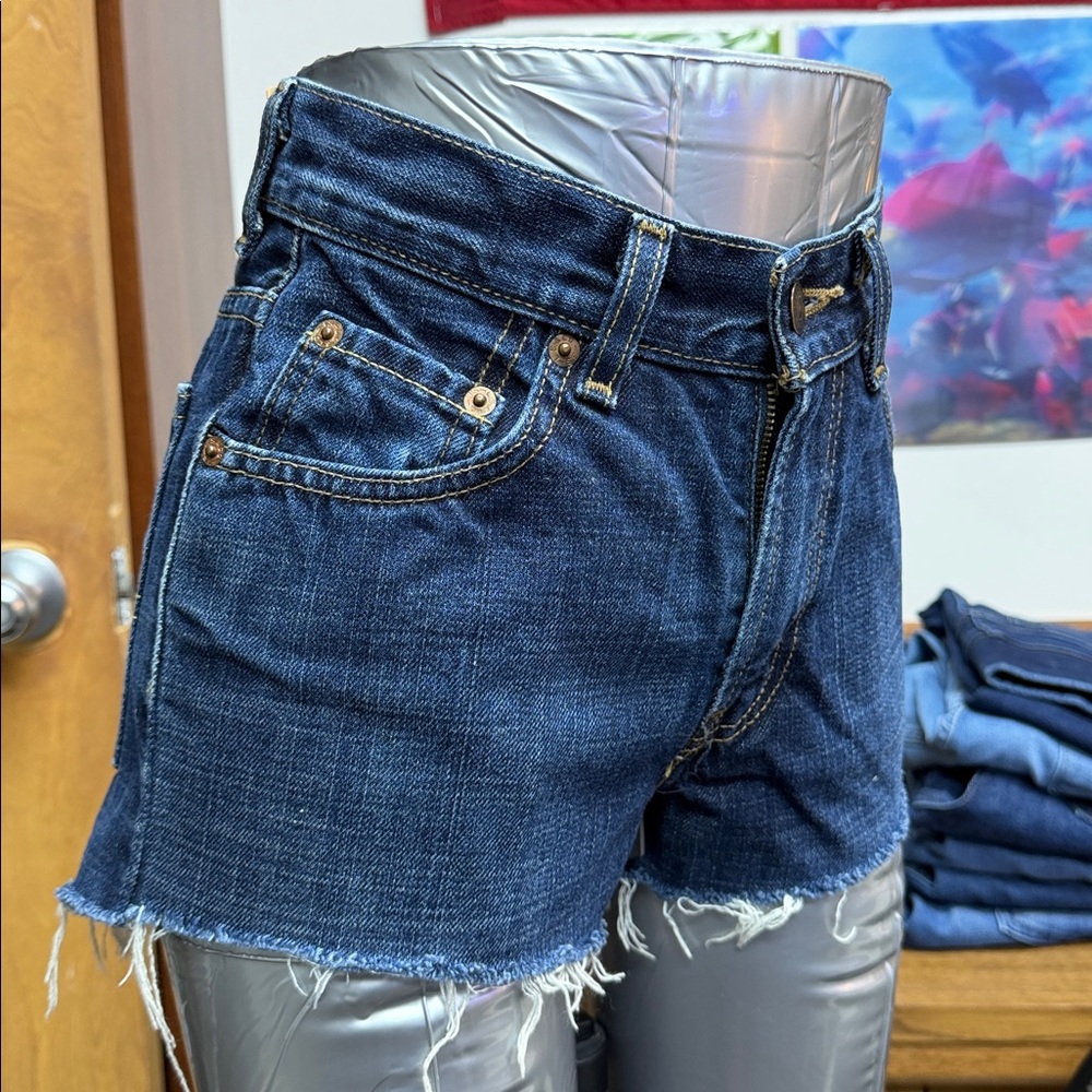 Levi’s 550 Relaxed Fit Cut Off Denim Shorts Size 25 Medium Wash Distressed - Picture 5 of 6